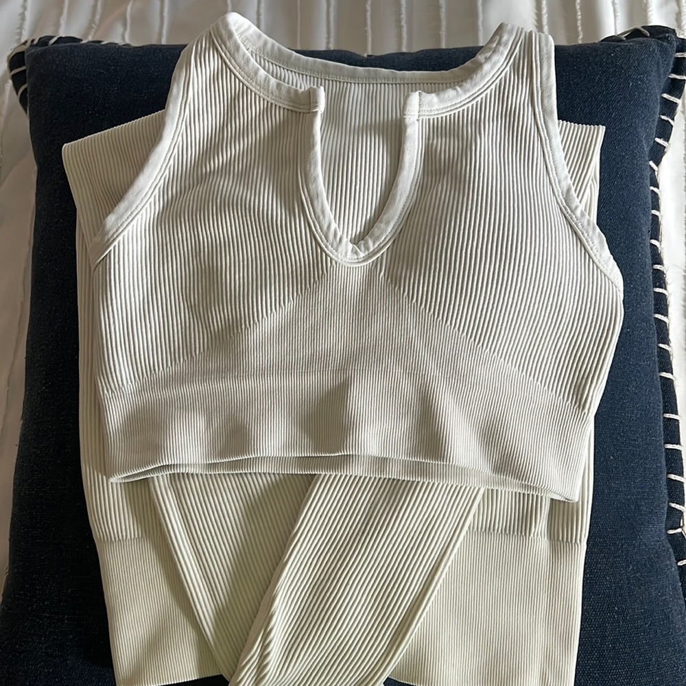 Off white-ribbed workout set